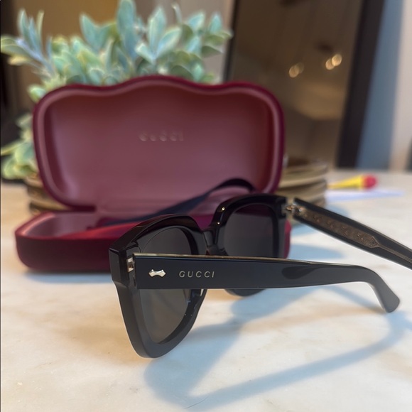 Gucci Black Sunglasses - Picture 3 of 10